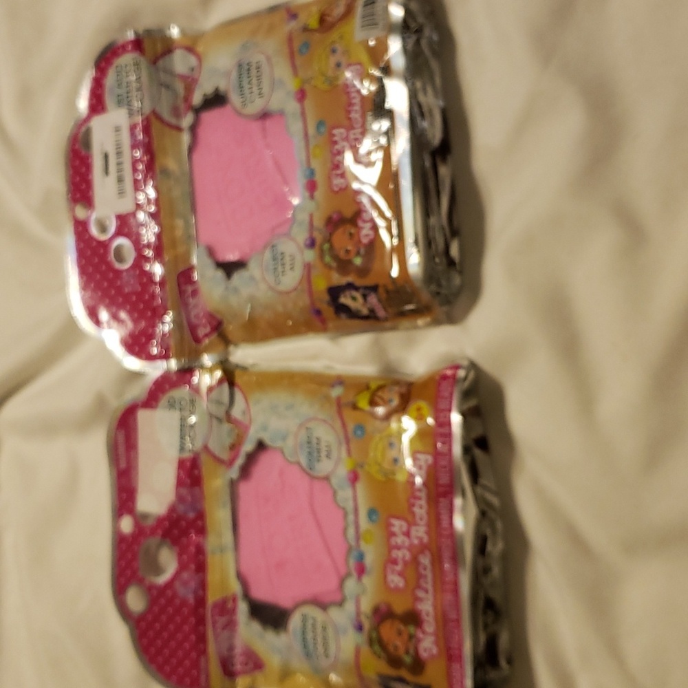 Boxy Girl fizzy necklace activity nwt ( Bath bombs)